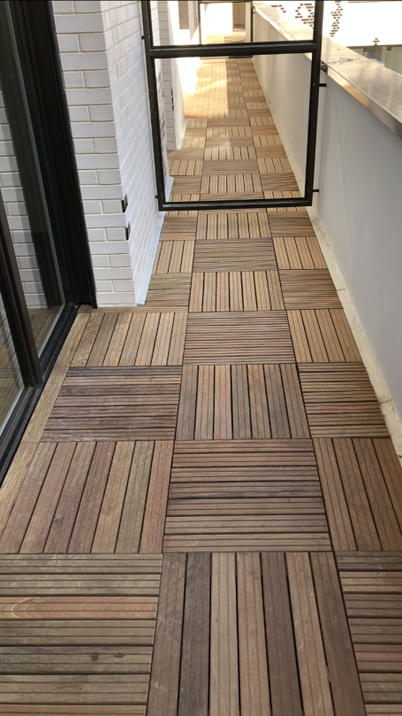 revêtement de dalles en bois sur plôts