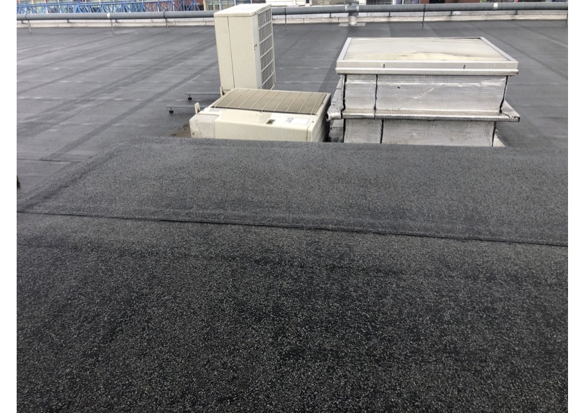 Toit moderne avec équipements visibles